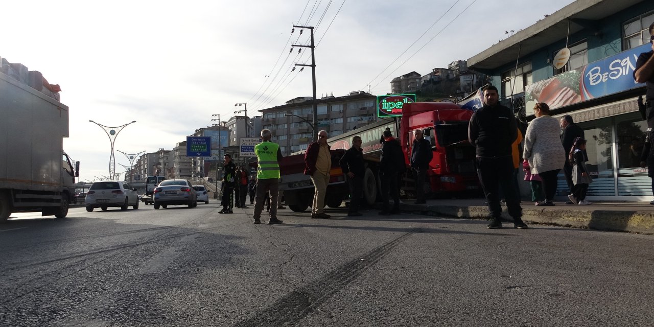 Tır, Çay Ocağında Daldı: 4 Yaralı