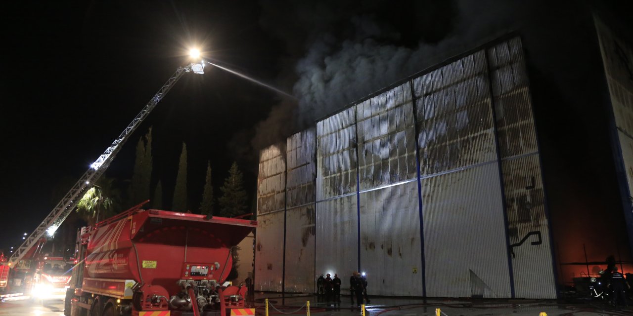 Antalya'da Tekne Ve Yat İmalathanesinde Çıkan Yangın Söndürüldü