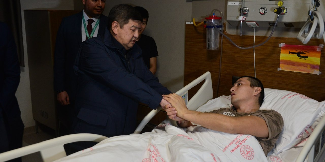 Kırgızistan Bakanlar Kurulu Başkanı Caparov'dan Adana'da Tedavi Gören 4 Vatandaşına Ziyaret