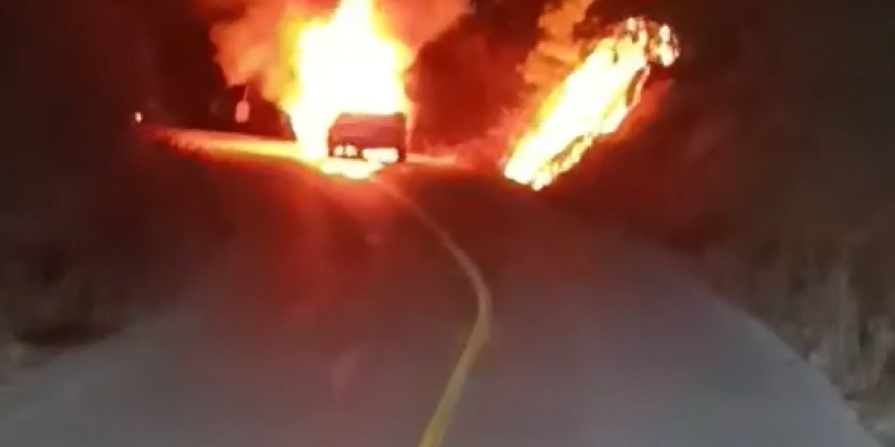 Seyir Halindeyken Motoru Tutuşan Otomobil Alev Alev Yandı; O Anlar Kamerada