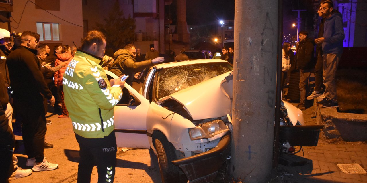 Sivas'ta, Beton Aydınlatma Direğine Çarpan Otomobildeki 3 Kişi Yaralandı
