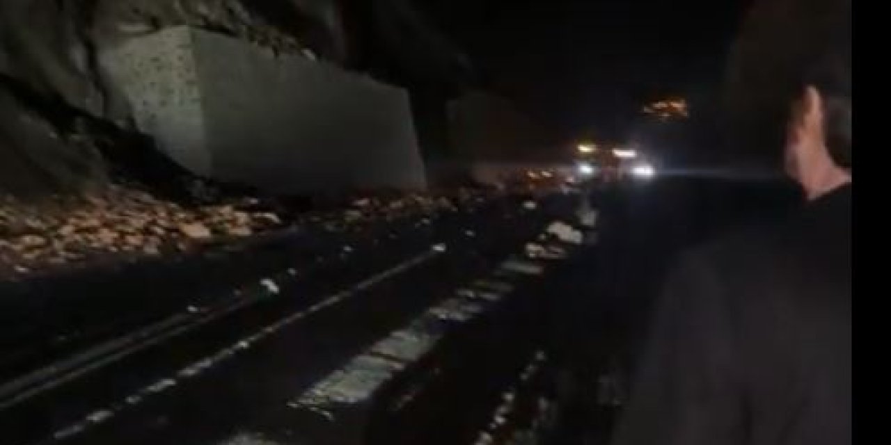 Artvin- Borçka Karayolunda Heyelan; Risk Nedeniyle Çalışma Başlatılamadı