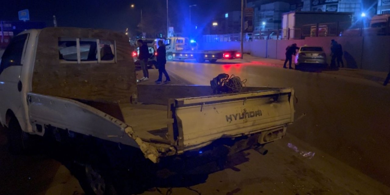 Kontrolden Çıkan Otomobil Önce Kamyonete, Ardından Duvara Çarptı: 2 Yaralı