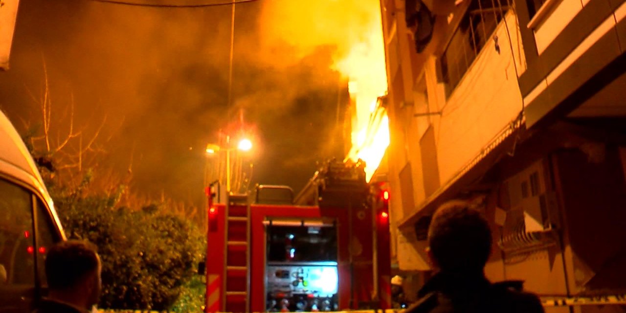 Esenler’de Binanın Çatı Katında Çıkan Yangın 2 Binaya Sıçradı