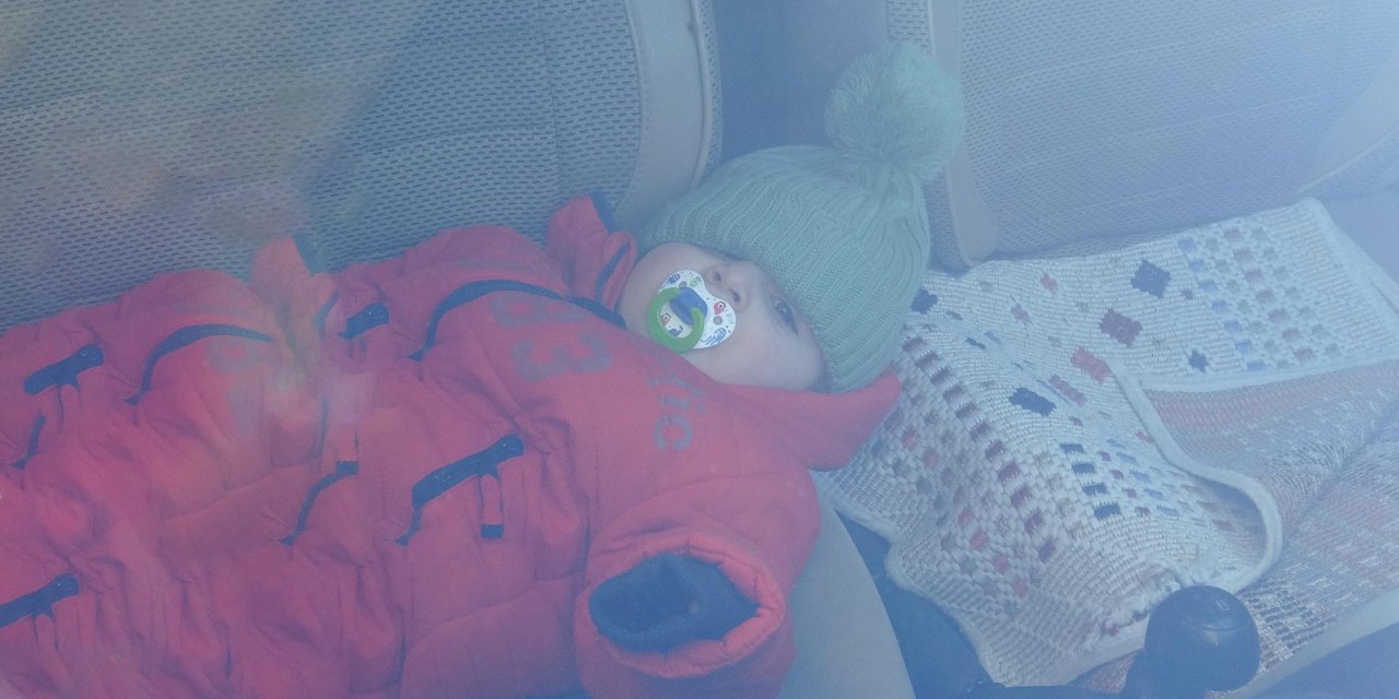 Kapıları Arızalı Otomobilde Kilitli Kalan Bebeği, İtfaiye Kurtardı