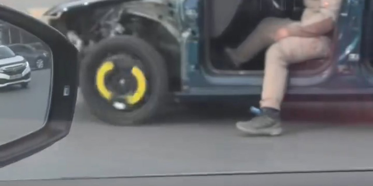 Avcılar'da Ağır Hasarlı Otomobille Trafiğe Çıktı; Ayağını Dışarıya Sarkıtarak İlerledi