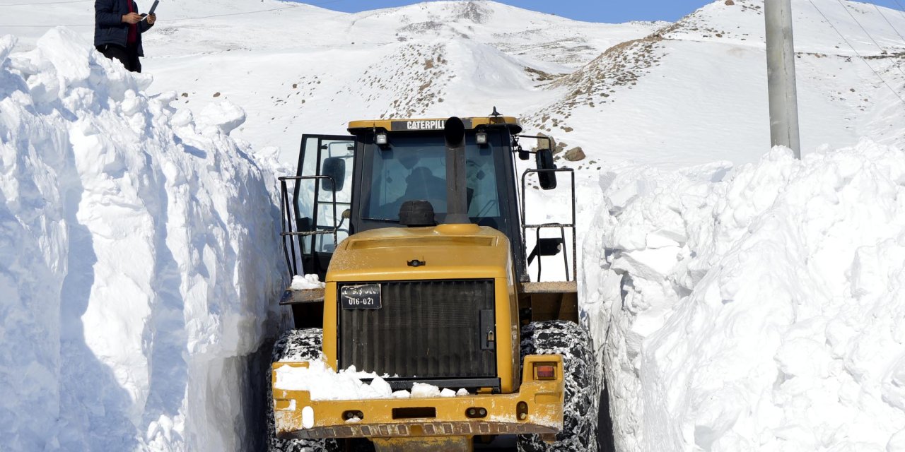 Van'da Tipide Kapanan Mezra Yolu 10 Saatte Açıldı