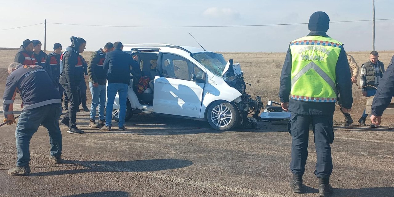 Sivas'ta 2 Hafif Ticari Araç Çarpıştı: 1 Ölü, 1 Yaralı