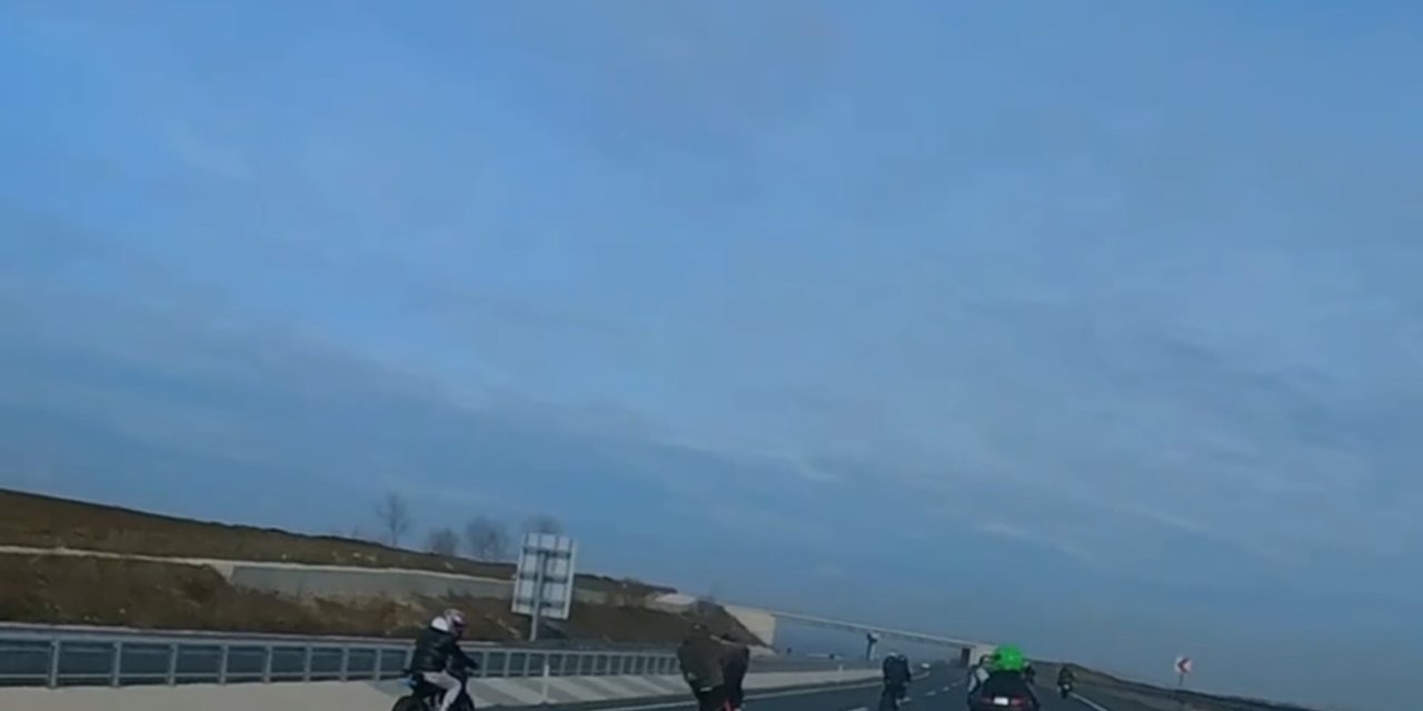 Sultanbeyli Ve Çatalca'da Motosikletlilerin Tehlikeli Yolculuğu Kamerada