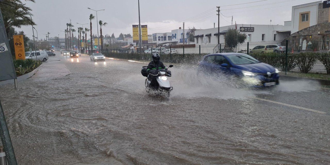 Muğla İçin 'Yağış' Ve 'Fırtına' Uyarısı; Feribot Seferleri De İptal