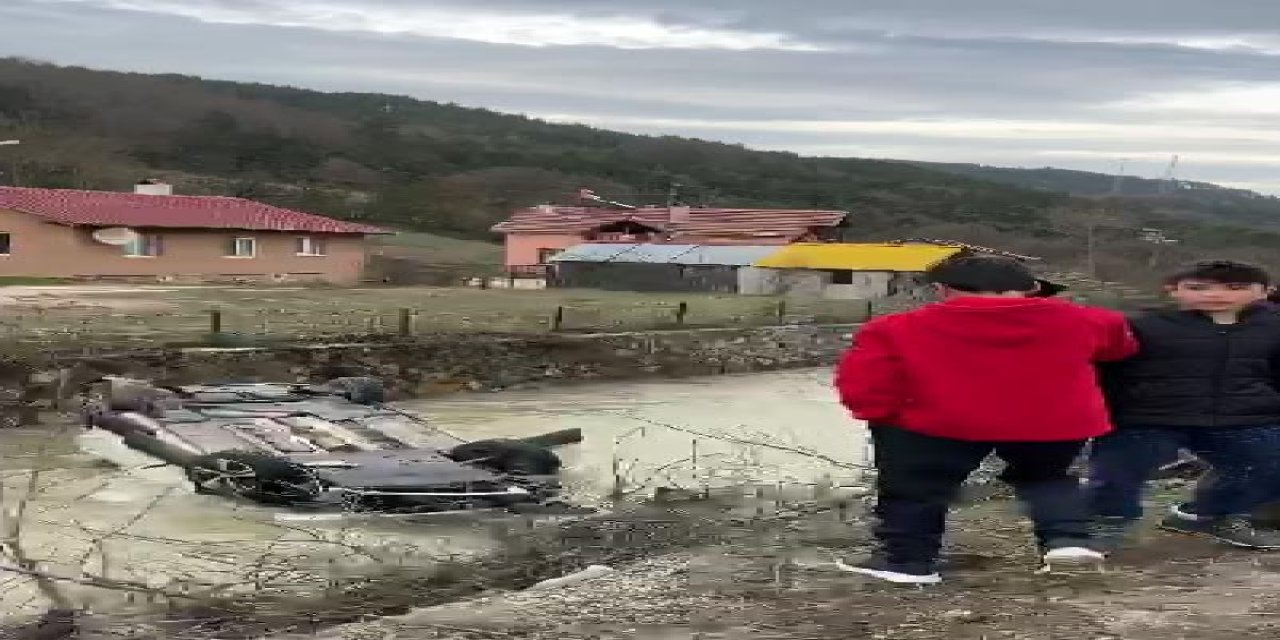 Dereye Uçup Ters Dönen Cipteki Aileyi Boğulmaktan Vatandaşlar Kurtardı