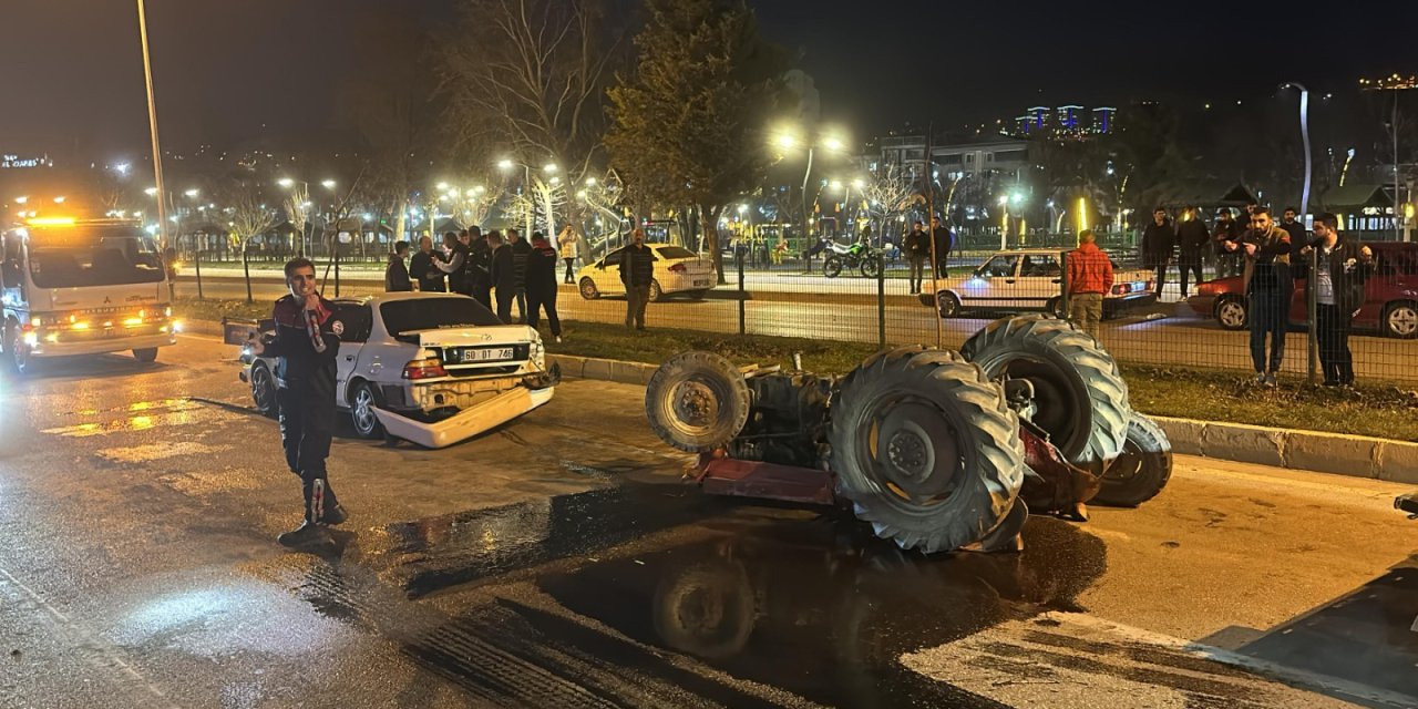 Otomobille Çarpışan Traktör Ters Döndü: 2 Yaralı