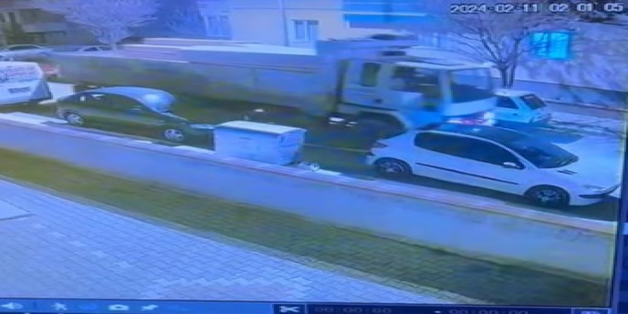 Kamyon, Park Halindeki Araçlara Çarparak İlerledi, O Anlar Kamerada