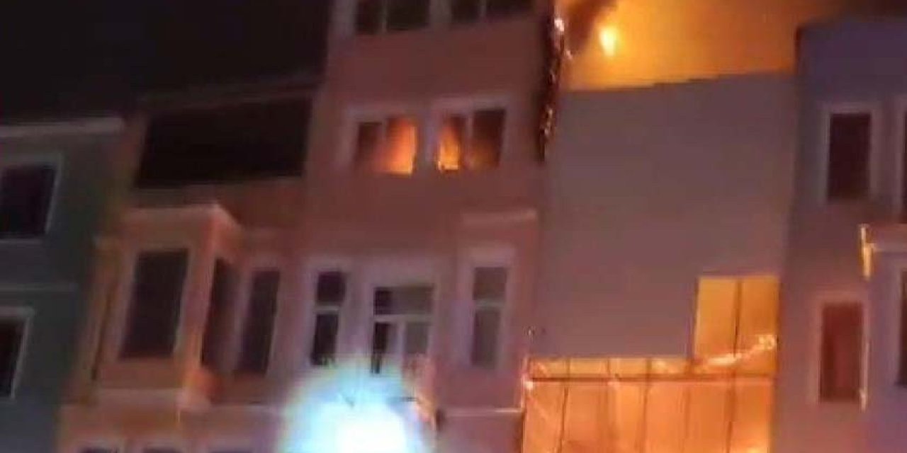 Fatih'te 3 Katlı Binadan Yükselen Alevler Başka Binaya Sıçradı: 1 Yaralı