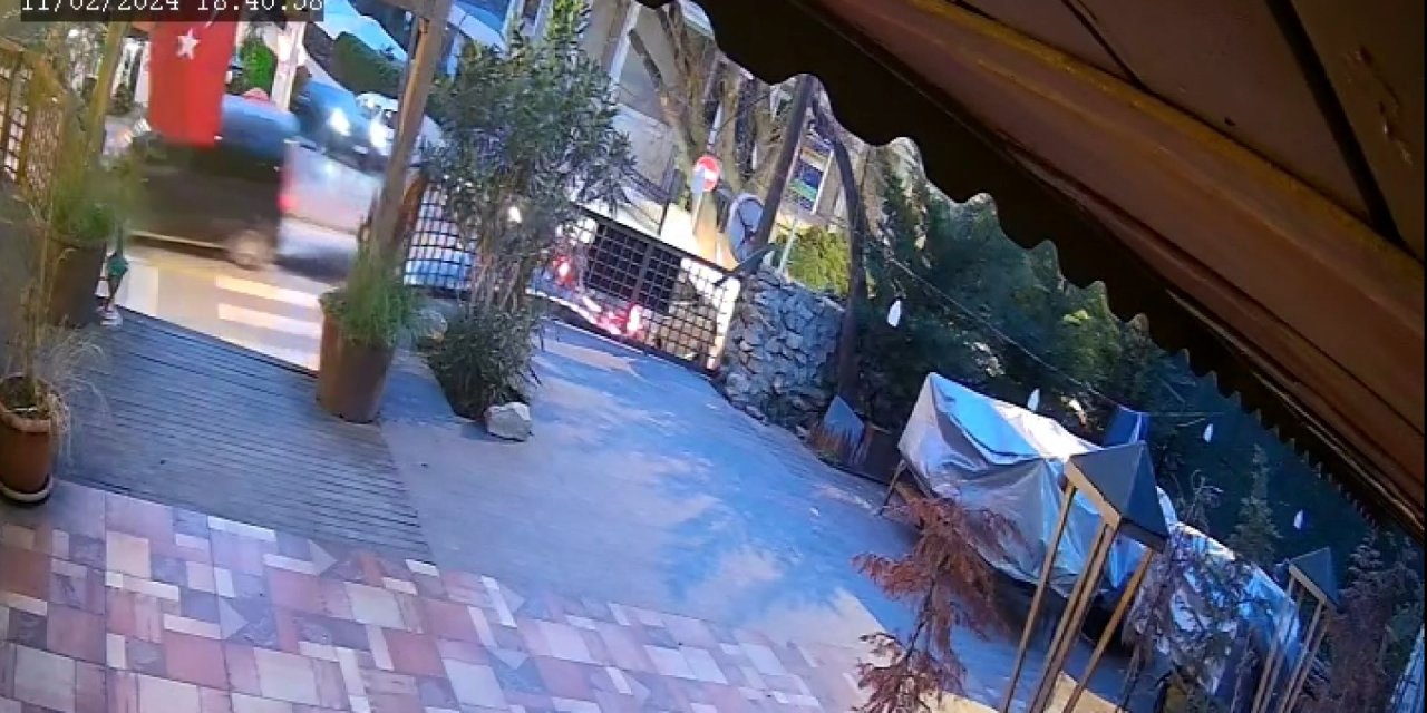 Üsküdar'da Hafif Ticari Aracın Restorana Girdiği Anlar Kamerada
