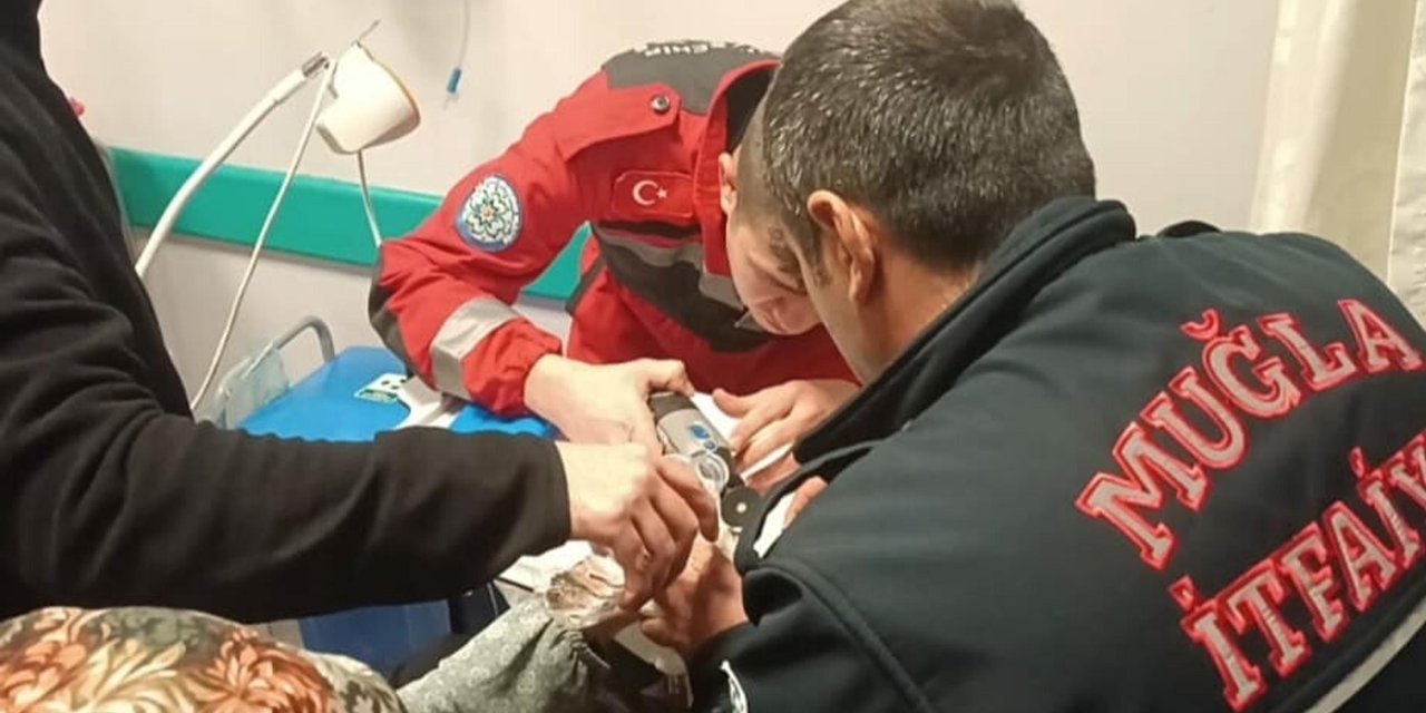 Parmağında Sıkışan Yüzüğü İtfaiye Çıkardı