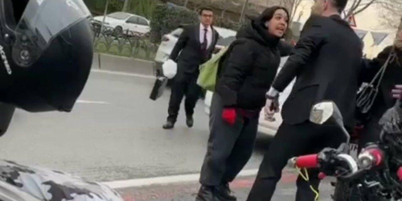 Fatih'te Motosikletliyle Otomobil Sürücüsü Arasında Tartışma Kamerada