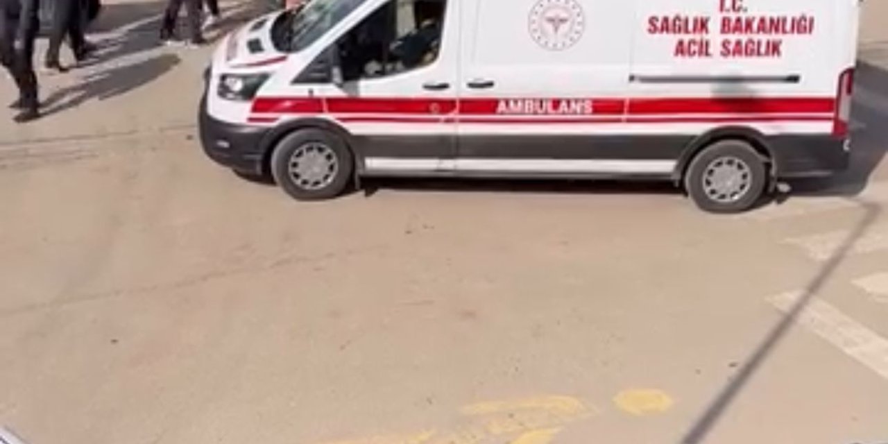 Okuldan Çıkmasını İsteyen Nöbetçi Öğretmeni Bıçakladı