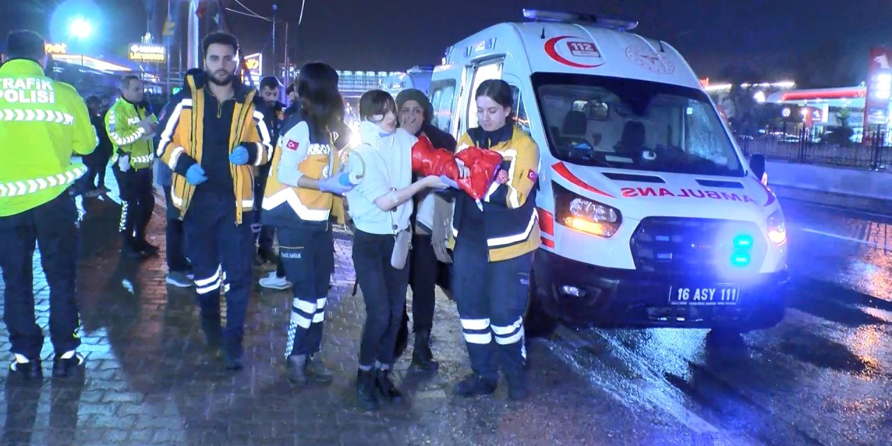 Bursa'da Tur Otobüsü Beton Aydınlatma Direğine Çarptı: 10 Turist Yaralandı