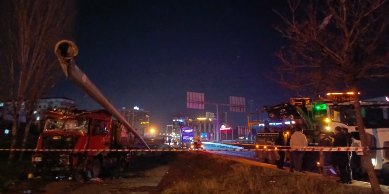 Bağcılar'da Hafriyat Kamyonu Aydınlatma Direğine Çarptı