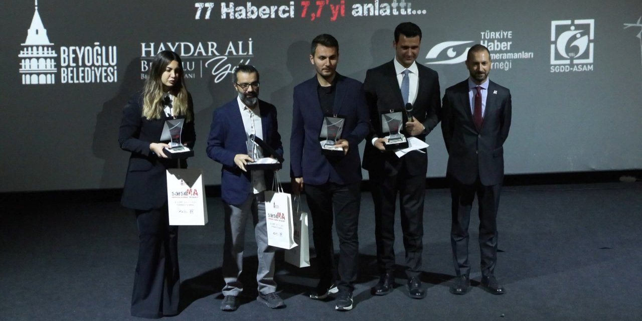 Depreme Tanıklık Eden Gazetecilerin Anılarının Yer Aldığı 'Sarsılma' Kitabı Raflarda Ki Yerini Aldı