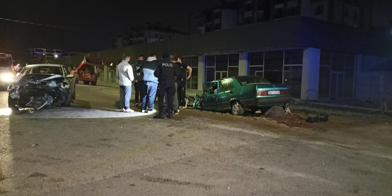 Kocaeli'de İki Otomobil Kafa Kafaya Çarpıştı: 3 Yaralı