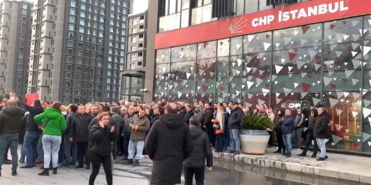 Chp İstanbul İl Başkanlığı Önünde Aday Tepkisi