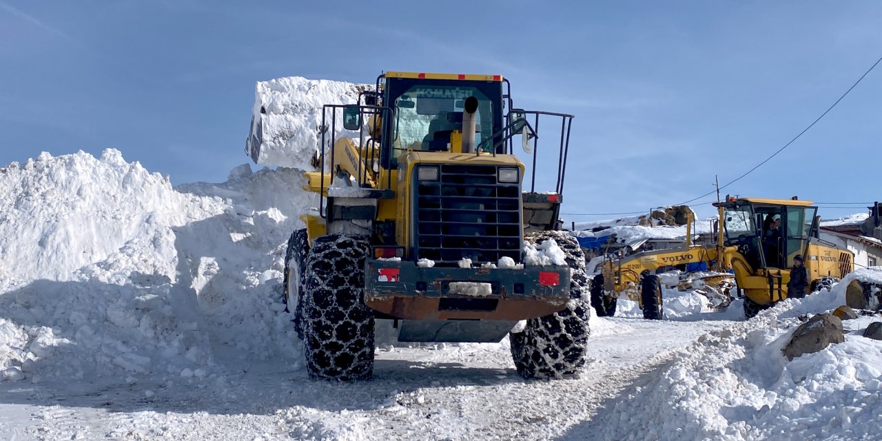 Ardahan'da İl Özel İdare Ekiplerinin Karla Mücadele Mesaisi