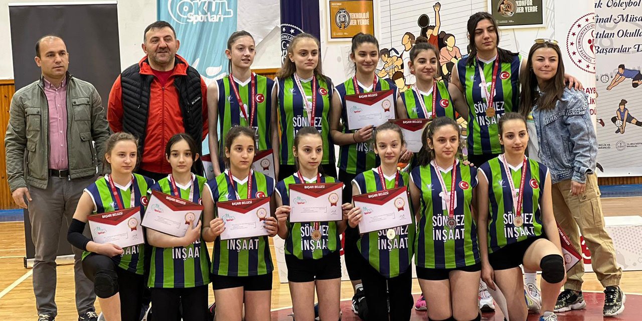Boğaz Ortaokulu Yıldız Kız Voleybol Takımı, Türkiye Finallerinde Rize’yi temsil edecek