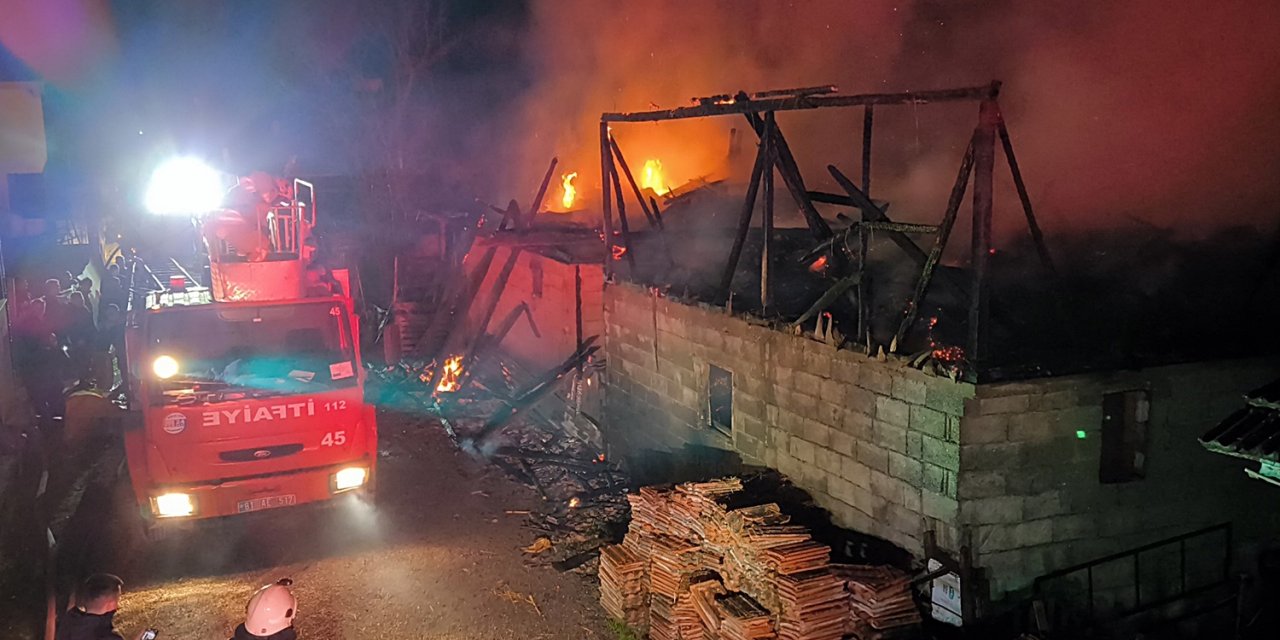Düzce'de Ahır Ve Samanlık Yandı; 4 Büyükbaş Öldü