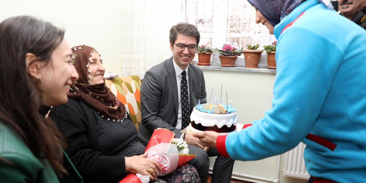 Kaymakam Ve Eşinden, 73 Yaşındaki Kadına Sürpriz Doğum Günü