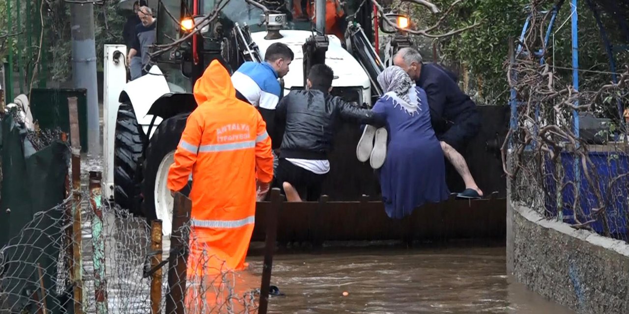 Antalya'da Şiddetli Yağış; 5 İlçede Okullar Tatil (4)