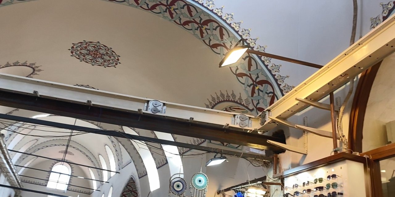 Kapalıçarşı'daki Restorasyonda Duvarlara Yerleştirilen Demirlere Esnaftan Tepki: Elektrik Kablosu Geçmesi İçin Çalışma Yaptılar