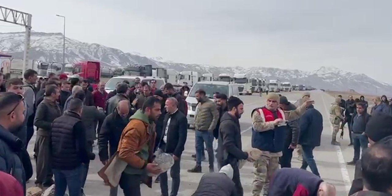 Sınırda Tır Kuyruğu 30 Kilometreyi Buldu, Sürücüler Taş Dizip Yolu Ulaşıma Kapattı