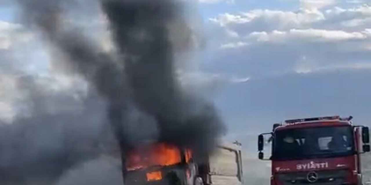 Seyir Halindeki Hafriyat Kamyonu Alev Alev Yandı