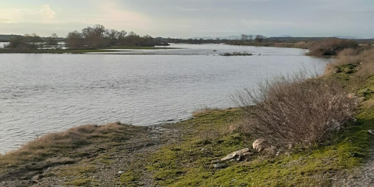 Çanakkale’de Debisi Yükselen Karamenderes Çayı Taştı