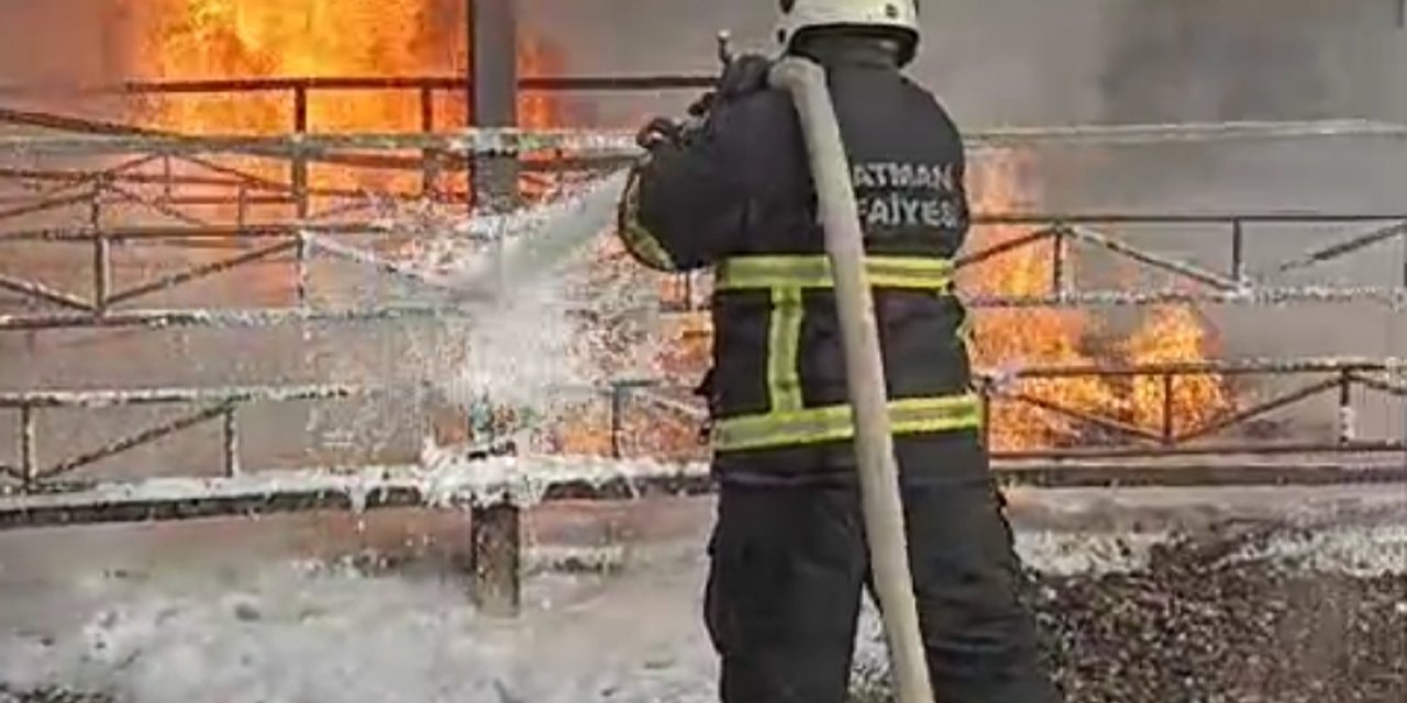 Batman'da Petrol Ayrıştırma Kuyusunda Çıkan Yangın Söndürüldü