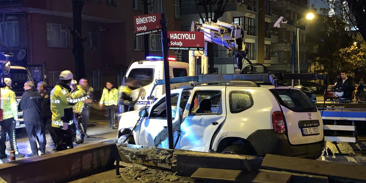 Ankara'da 2 Otomobil Çarpıştı: 1 Ölü, 2 Yaralı