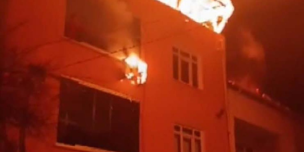 Avcılar'da 3 Katlı Binanın Çatısı Alev Alev Yandı
