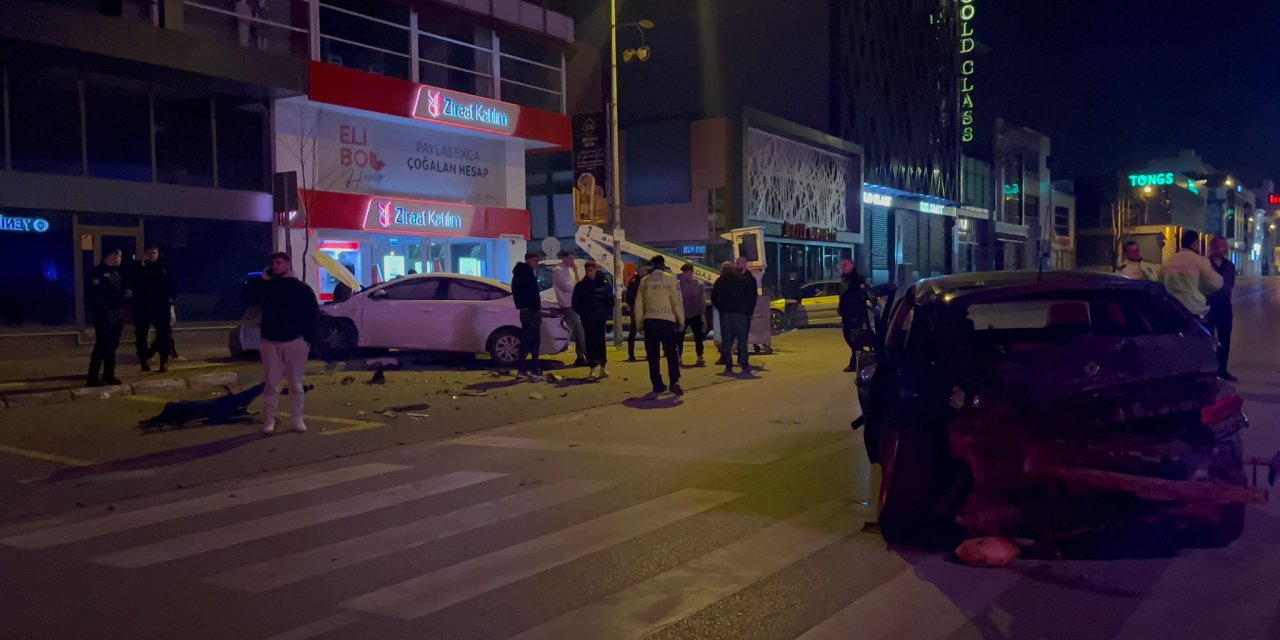 Bursa'da İki Otomobil Çarpıştı;  6 Yaralı