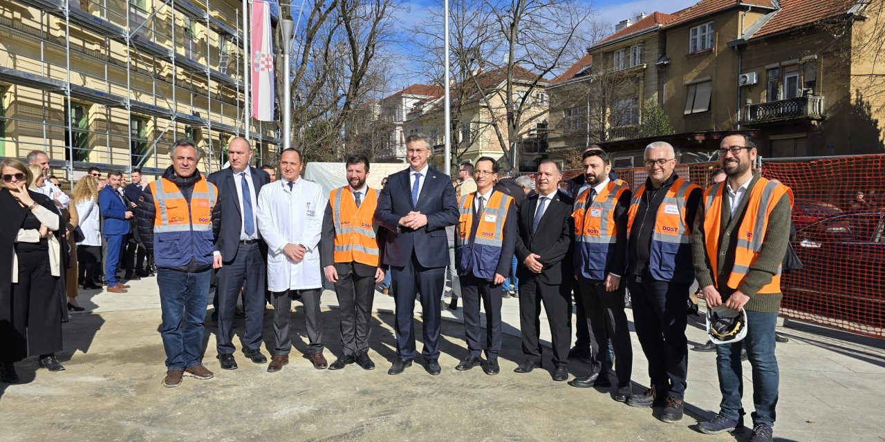 Hırvatistan Başbakanı Plenkovic, Renovasyonu Devam Eden Tarihi Sister Of Mercy Hastanesi'ni İnceledi