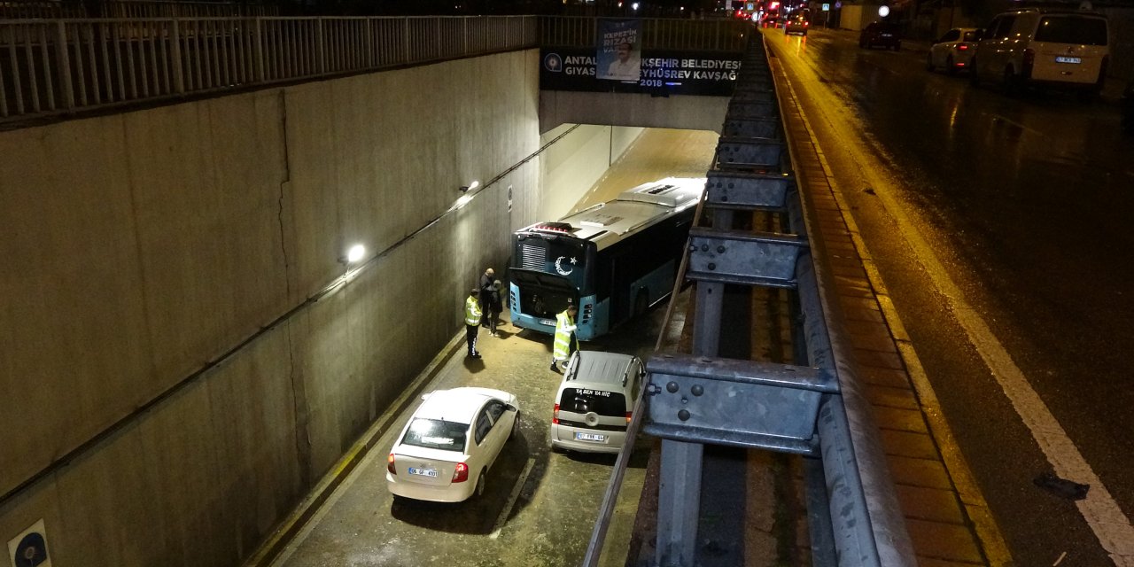 Antalya'da Sağanak Sonrası Trafiğe Kapatılan Tünelde Bir De Otobüs Mahsur Kaldı