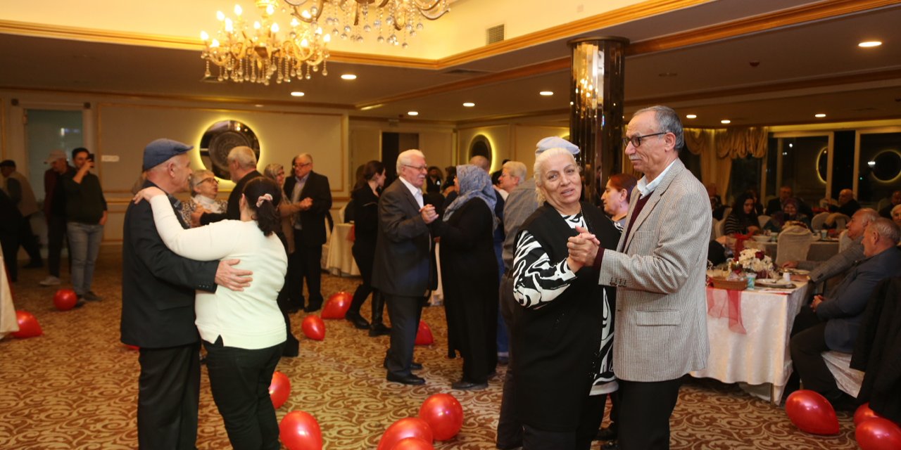 Küçükçekmece'de 65 Yaş Üstü Çiftler, 14 Şubat Yemeğinde Buluştu