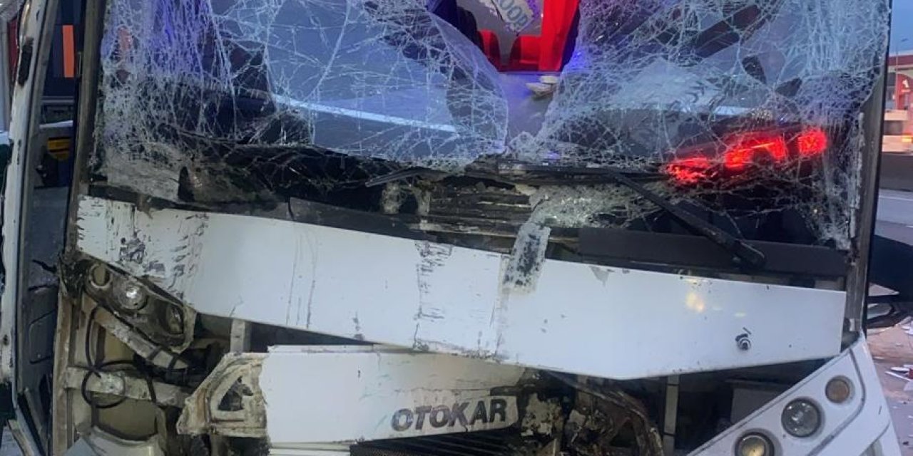 Sürücüsü Rahatsızlanan Midibüs, Eğitim Kurumunun Kapısına Çarptı