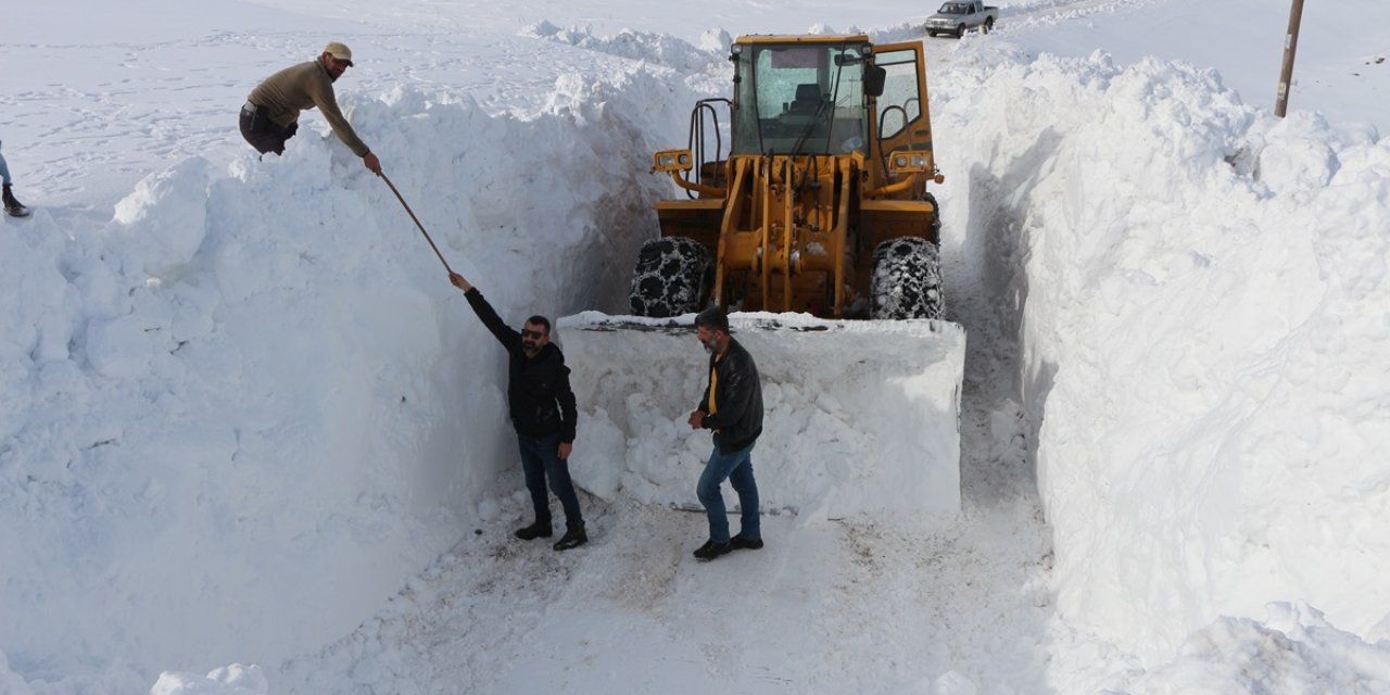 Kar Kalınlığının 6 Metreye Ulaştığı Karlıova'da, Kapalı Yerleşim Yeri Yolu Kalmadı
