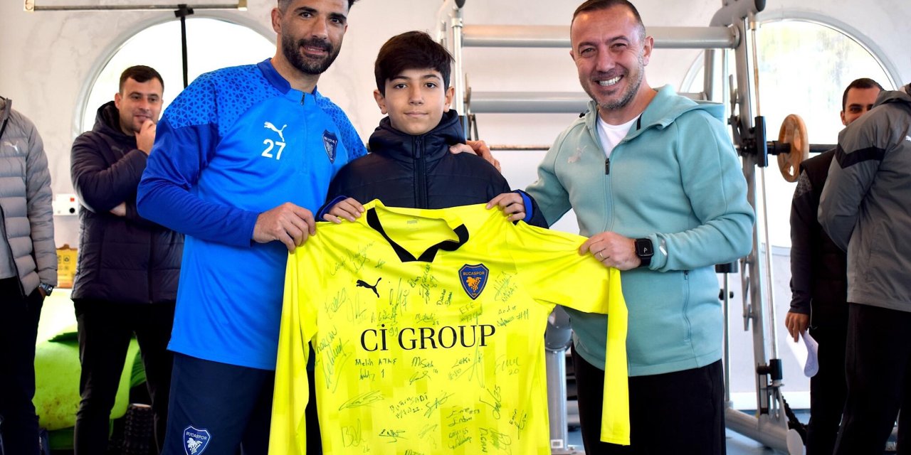 Bucaspor 1928'de Gole Katkı Yapan Top Toplayıcıya İmzalı Forma