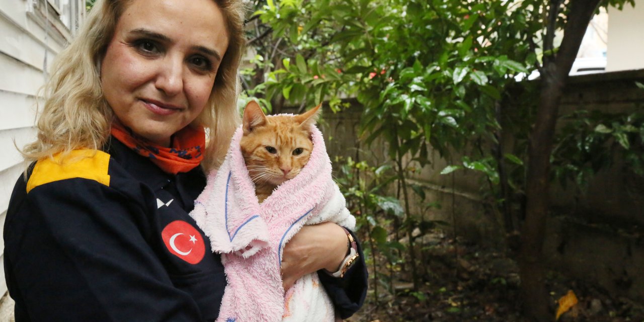 Antalya İçin Uyarı 'turuncu'dan 'yeşil'e Döndü; Mahsur Kalan Kediyi Kurtardı (4)