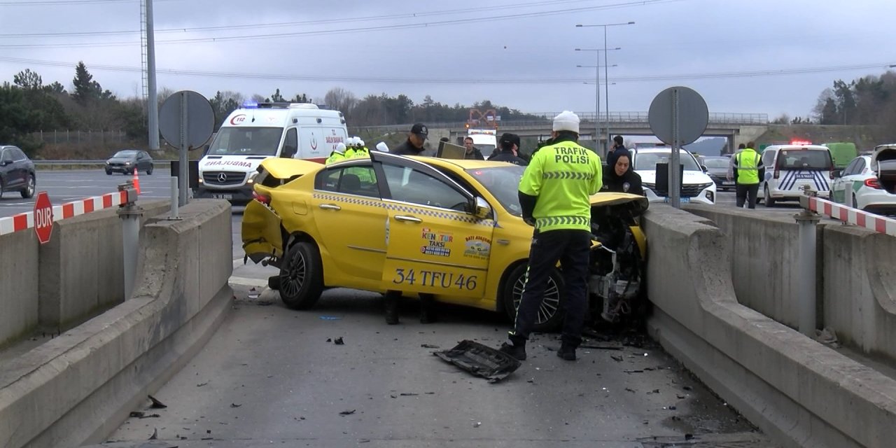 Kuzey Marmara Otoyolu'nda Taksi Gişelerdeki Beton Bariyere Çarptı: 2 Yaralı