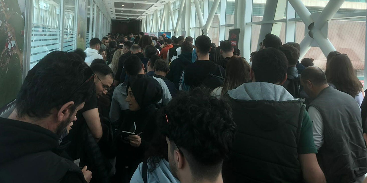 Sarp Sınır Kapısında cep telefonundan sonra Play Station yoğunluğu