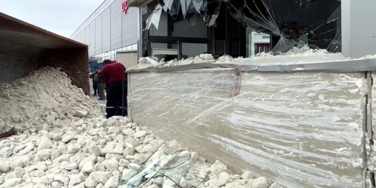 Devrilen Hafriyat Kamyonu Güvenlik Kulübesine Çarptı: 3 Yaralı